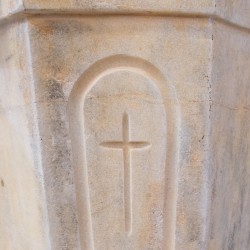 Brocal pozo mármol talla cruces
