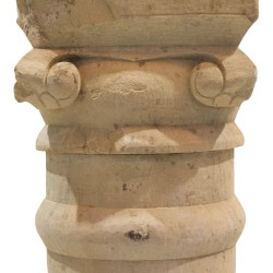 Columna antigua de piedra