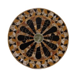 Tablero circular de mármol con incrustaciones de piedras semipreciosas.
