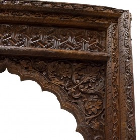 Arco antiguo de madera tallado