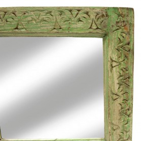 Panel alargado verde pastel con talla y espejo