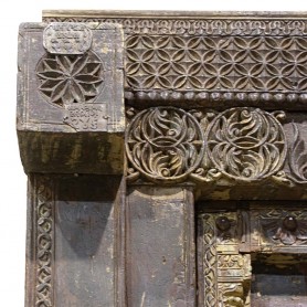 Puerta antigua talla oriental crema