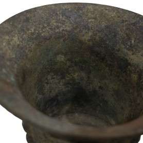 Almirez antiguo de bronce con grabado