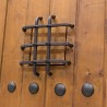 Puerta antigua rústica con clavos