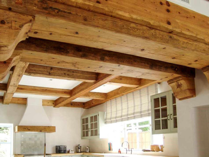 Cocina con techo de madera