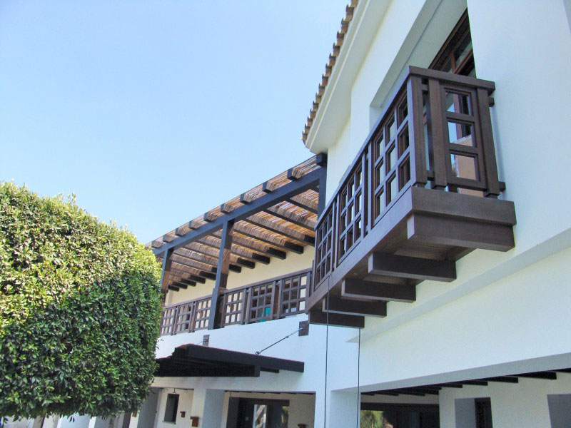 Balcón con barandilla de madera