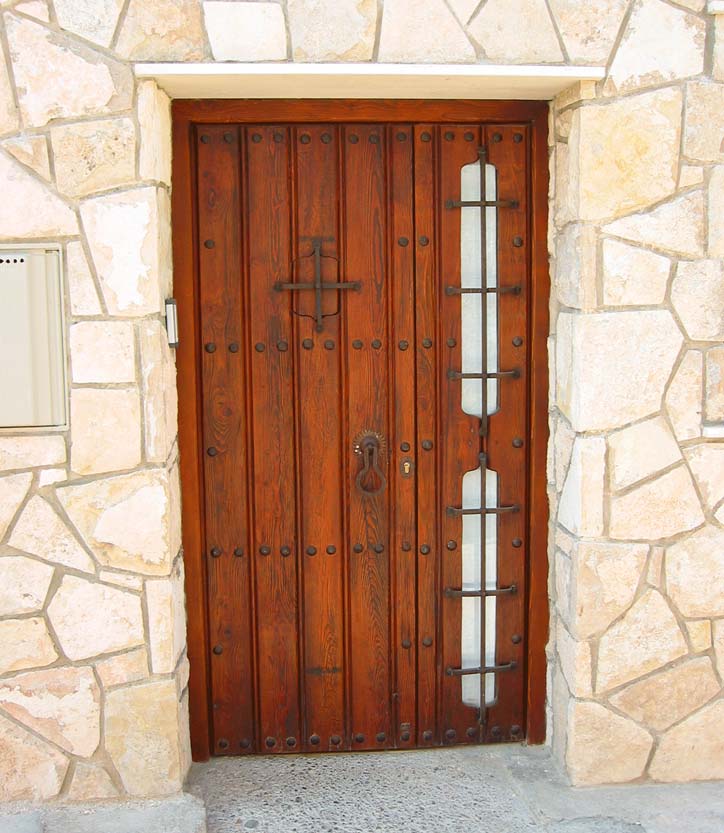 Puerta de madera rústica