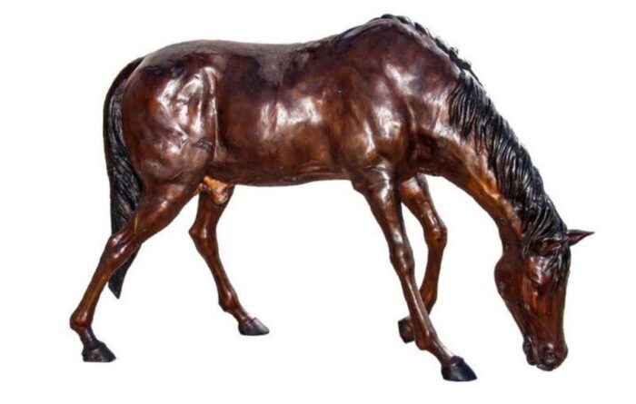Figura de bronce grande de caballo pastando